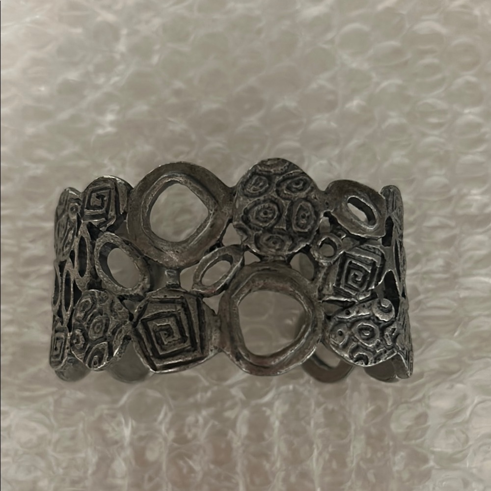 Elegant Chico’s bracelet Silver Patterned bracelet